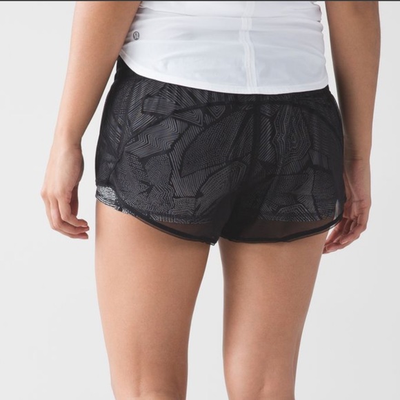 Lululemon 🍋 City Sky Run By Short Black Dottie Tribe Size 6 - Picture 1 of 12